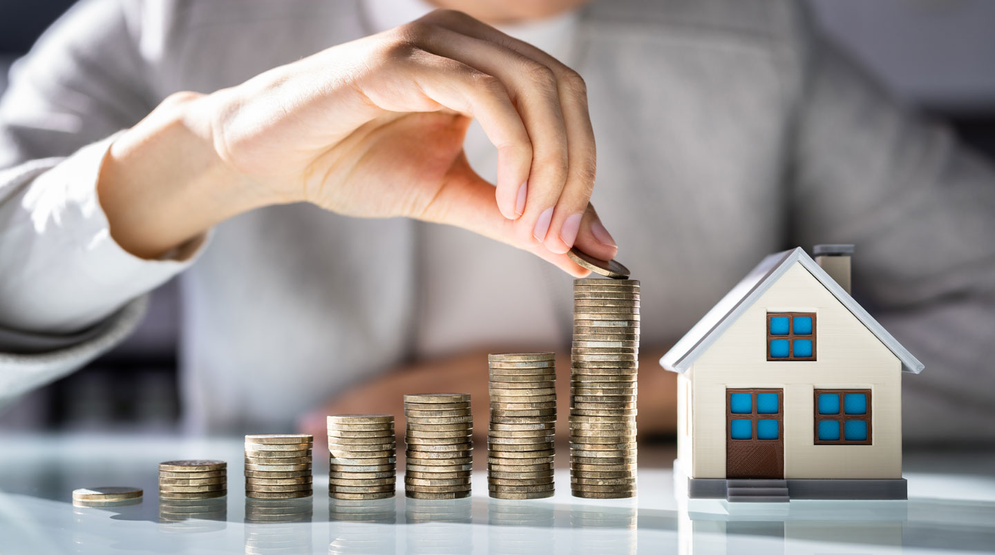 Remise de clés lors d'une transaction immobilière, contrat de prêt immobilier visible sur la table