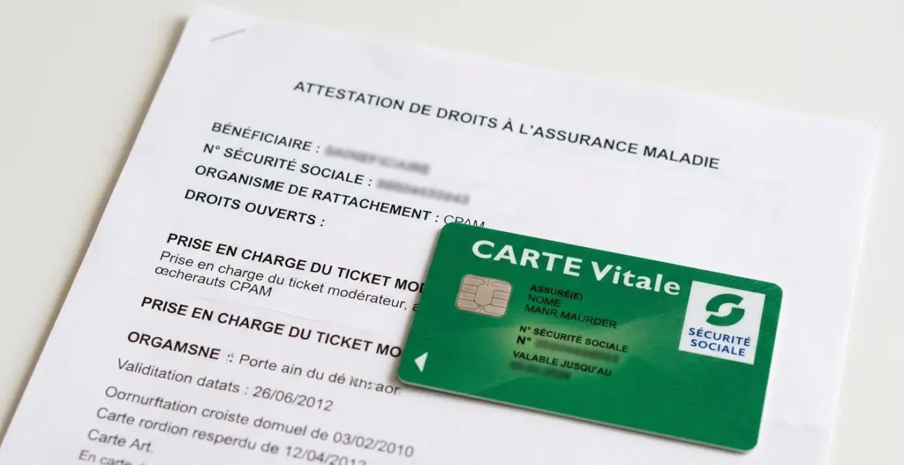 Carte Vitale française posée sur documents officiels de protection sociale de la Sécurité sociale